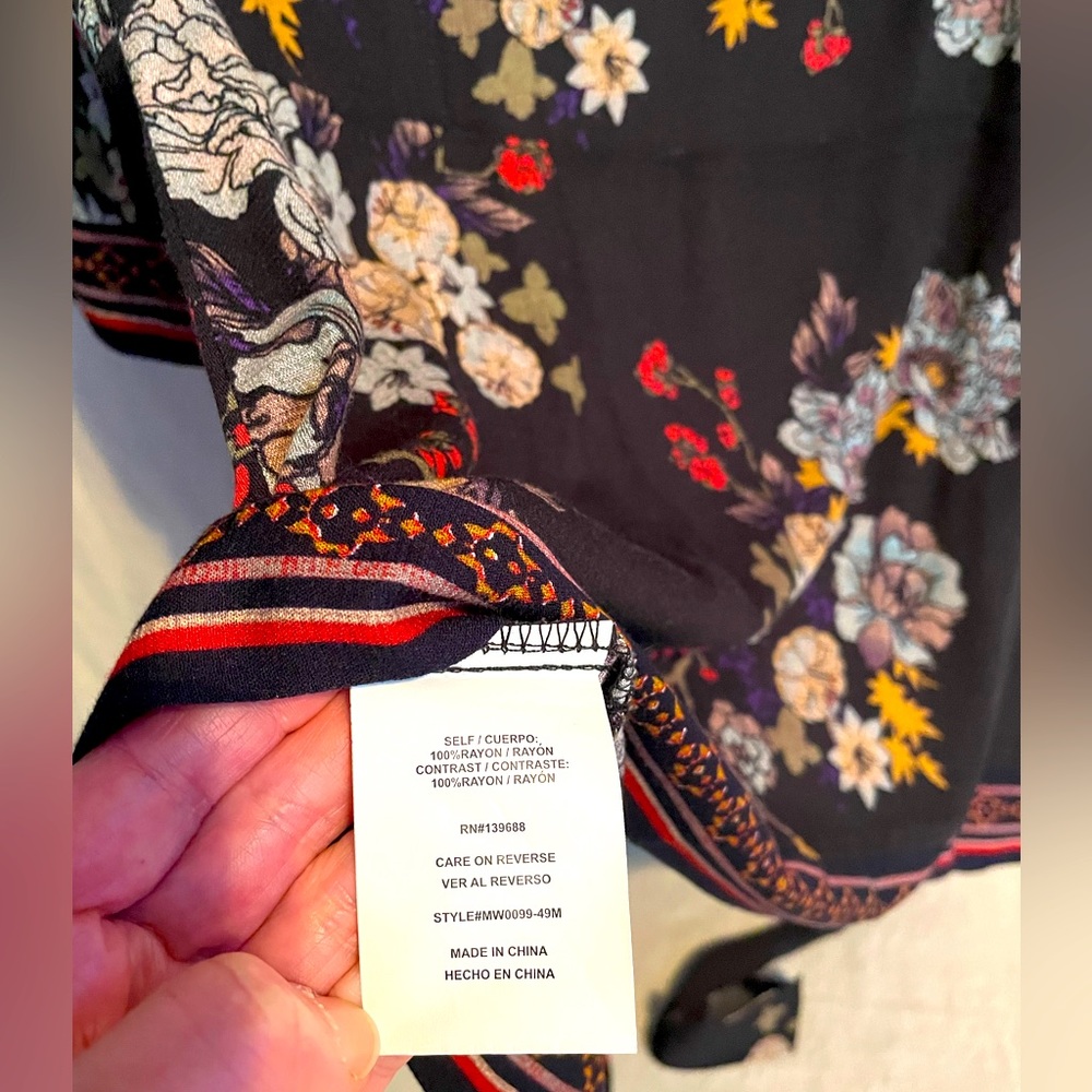 Black & Red Floral “Kimono style” wrap-around fabric tie sash blouse. - Picture 11 of 11